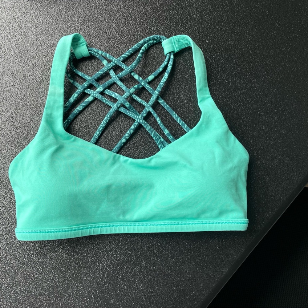 Lululemon Free to Be Bra Wild Light Support A B Cup size 4 Kelly Green